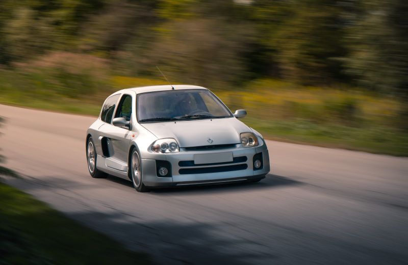 Illustration for article titled The Mid-Engine 2001 Renault Sport Clio V6 Is Just As Unreal As You Imagine